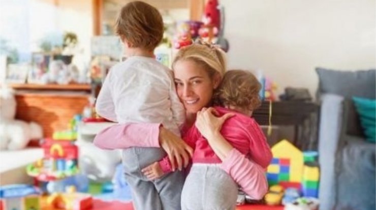 Η Δούκισσα Νομικού εξηγεί γιατί δεν δείχνει τα πρόσωπα των παιδιών της στα social media [εικόνα]