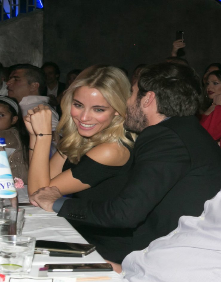 Δούκισσα Νομικού: Με την μαμά της και τον σύντροφό της στην πρεμιέρα του πατέρα της