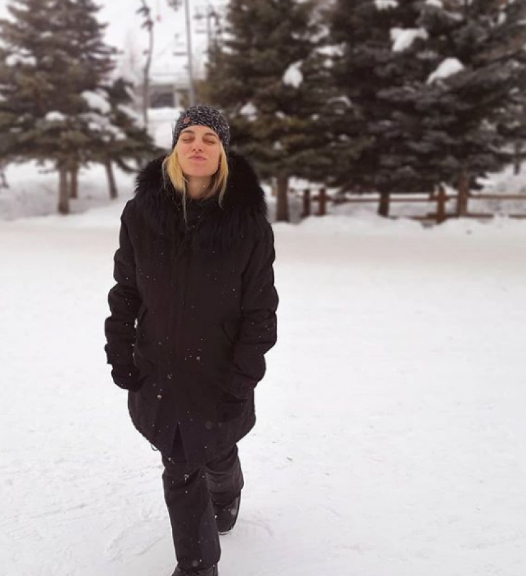 Μείναμε με το στόμα ανοιχτό με την ομορφιά! Δείτε την κούκλα γιαγιά της Δούκισσας Νομικού!