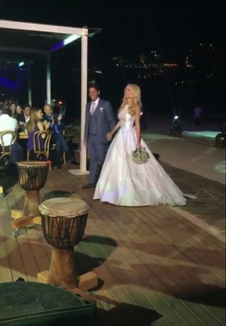 Δούκισσα Νομικού – Δημήτρης Θεοδωρίδης: Η εντυπωσιακή γαμήλια δεξίωση με show από φωτιές και το δώρο έκπληξη για τους καλεσμένους [εικόνες & βίντεο]