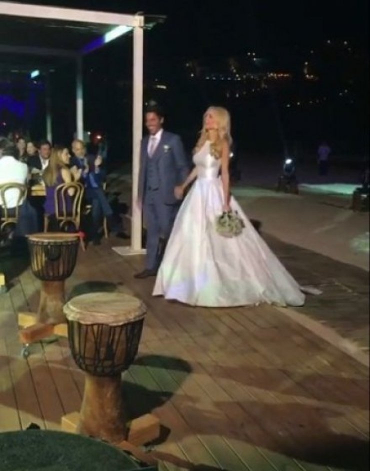 Η πρώτη επαγγελματική φωτογραφία από τη Δούκισσα Νομικού ντυμένη νυφούλα!