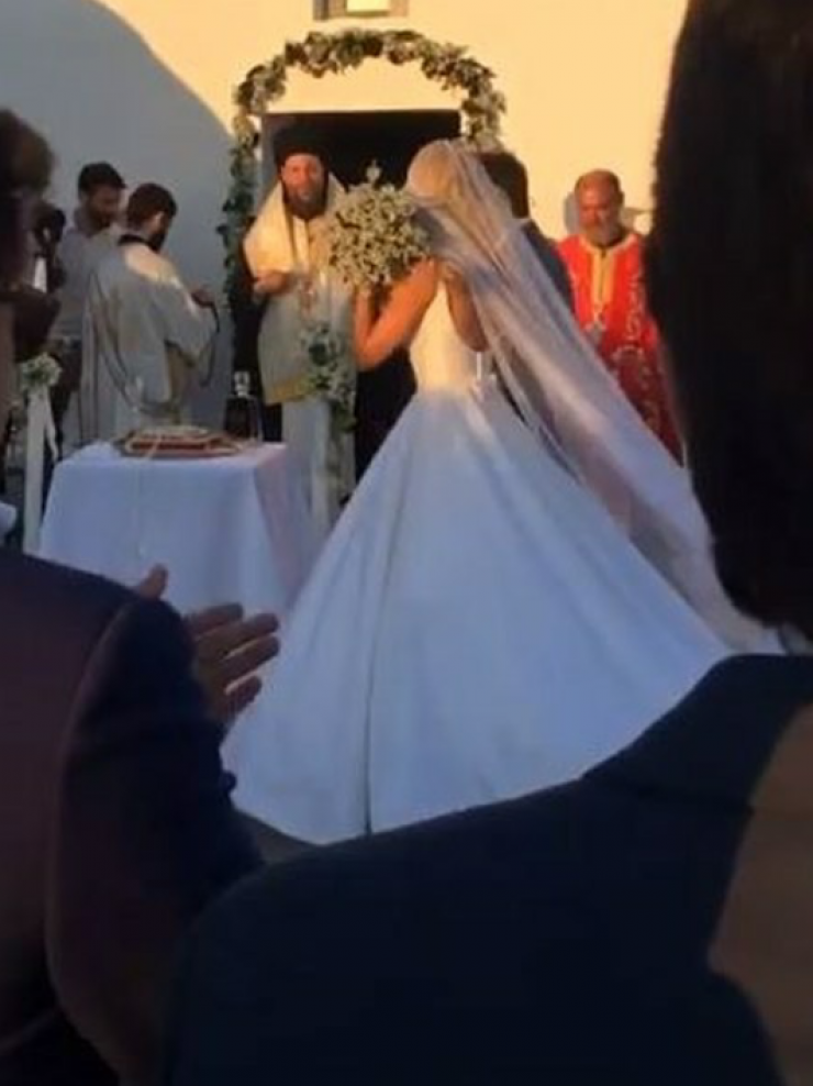 Η Δούκισσα Νομικού πρωτοτύπησε! Δείτε τον διαφορετικό τρόπο που έριξε την ανθοδέσμη! [βίντεο]