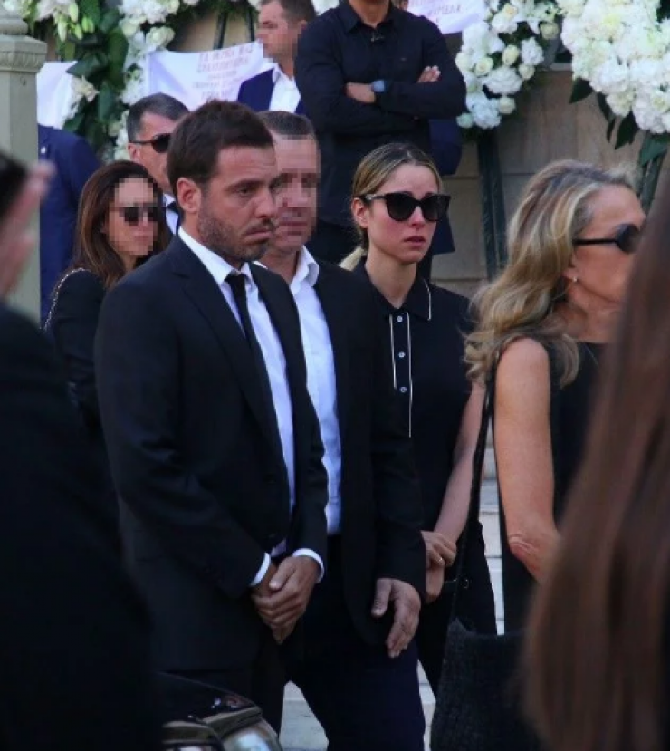 Δούκισσα Νομικού – Δημήτρης Θεοδωρίδης: Συντετριμμένοι στην κηδεία του αδερφού του νεαρού επιχειρηματία [εικόνες]