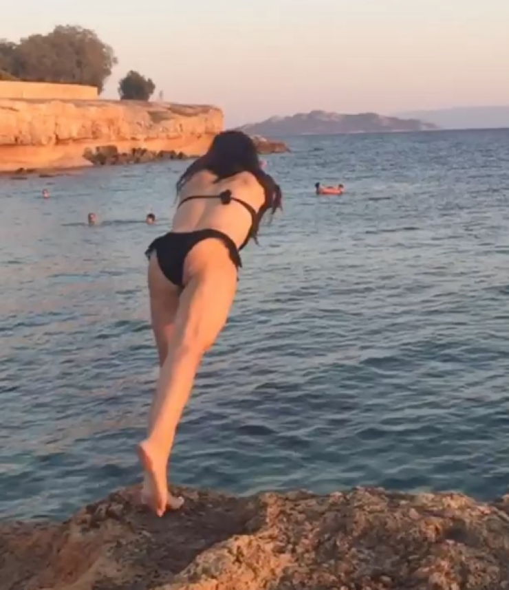 Ελληνίδα ηθοποιός κάνει βουτιές και αναστατώνει με την αψεγάδιαστη σιλουέτα της!