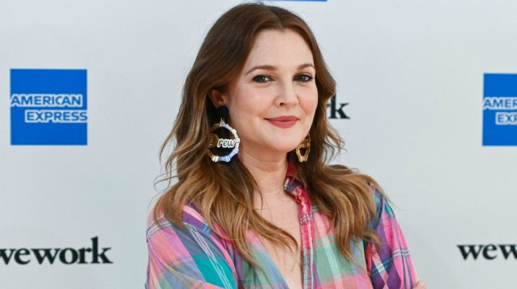 Drew Barrymore: Σου δείχνει δυο τέλειες συμβουλές εάν έσπασες σπυράκι [βίντεο]
