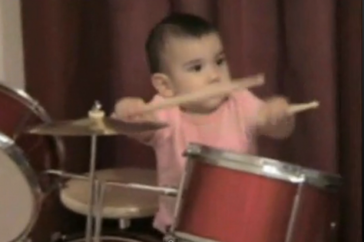 Είναι 12 μηνών και παίζει drums! 