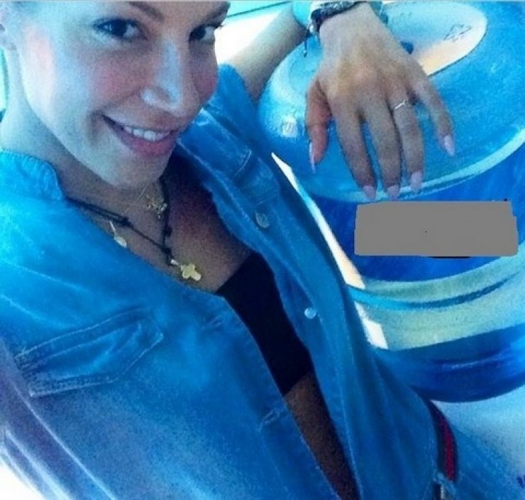 Μαριάντα Πιερίδη: Ποζάρει με το μονόπετρο της και διαψεύδει τις φήμες περί χωρισμού