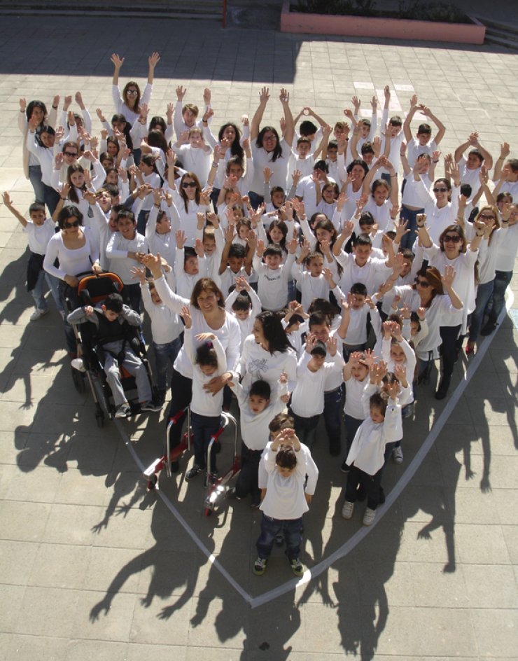 Ελάτε να σχηματίσουμε τη μεγαλύτερη αλυσίδα χαμογελαστών ανθρώπων για τις σπάνιες γενετικές παθήσεις