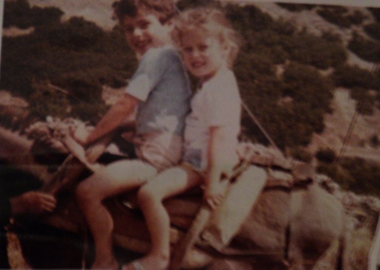 Ποια celebrity ποζάρει στα νιάτα της με τον αδερφό της;