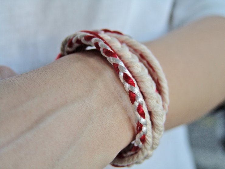 Μπήκε ο Μάρτης: Γιατί φοράμε το ασπροκόκκινο βραχιολάκι