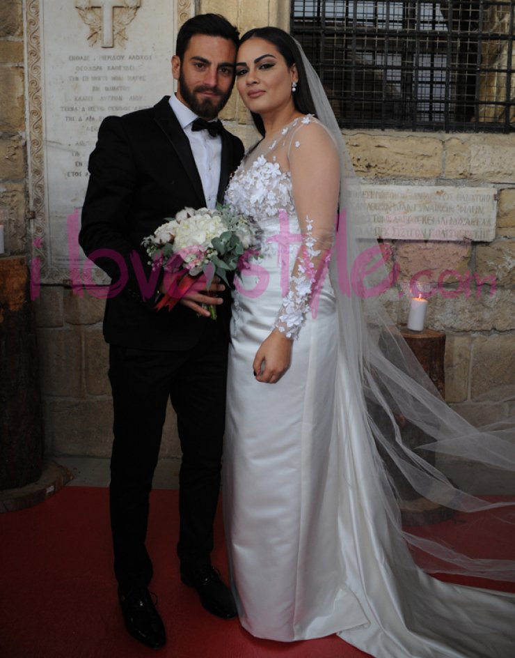 Κούλλης Παύλου - Ονόφρη Οικονόμου: Τα δάκρυα της νύφης και το πάτημα του ποδιού του γαμπρού