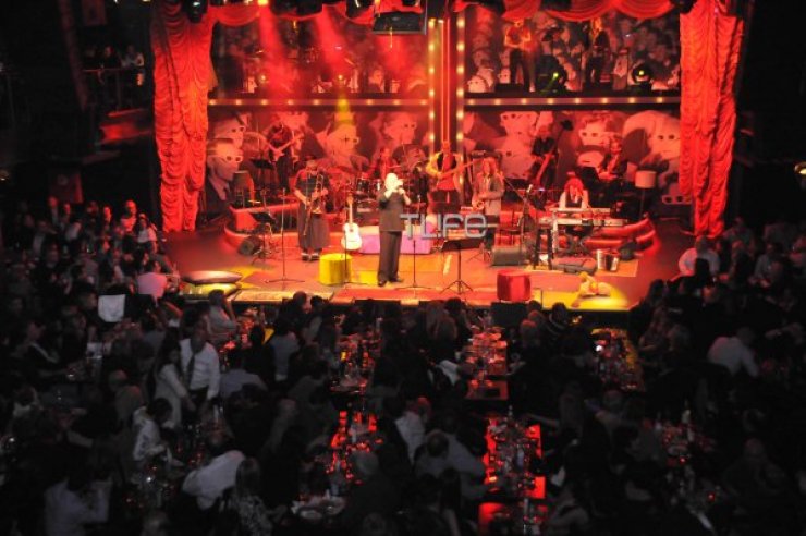 H πρώτη παράσταση χωρίς τον Σάκη Μπουλά στην Ακτή Πειραιώς [βίντεο]