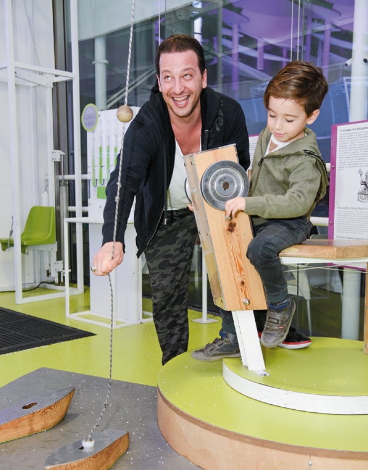 Χρύσανθος Τσουρούλλης: Δείτε τον να παίζει μποξ με το γιο του!