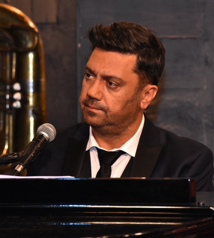 “Στην υγειά μας ρε παιδιά”: Μια βραδιά αφιερωμένη στον Γιώργο Θεοφάνους! [εικόνες]