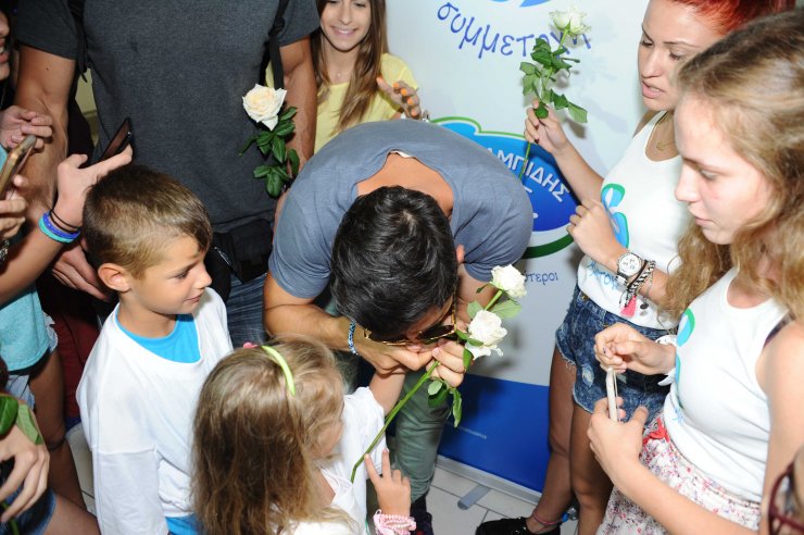 Η συγκινητική υποδοχή των εθελοντών του προγράμματος "ΣΥΜΜΕΤΟΧΗ" στο Σάκη Ρουβά [βίντεο] 