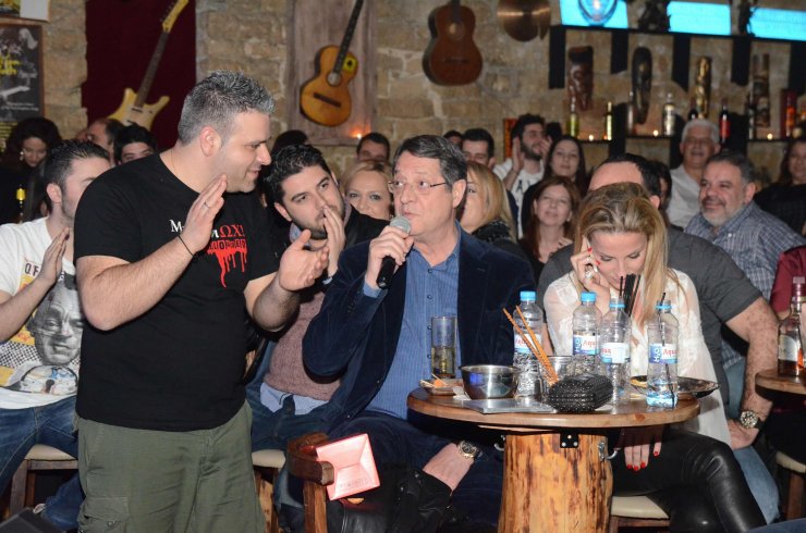 Νίκος Αναστασιάδης: Τραγούδησε live στο "ΜνημόνιΩΧ" και αποθεώθηκε