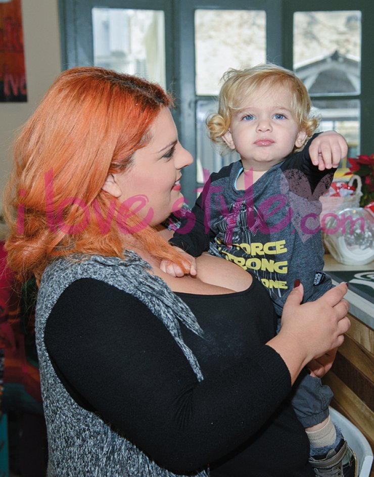 Ο γιος της Μαριλένης Σταύρου τραγουδάει με μικρόφωνο και "λιώνει" το instagram!