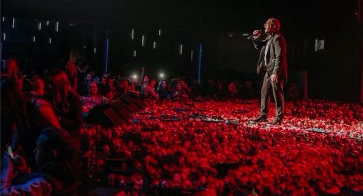 Δεν το πίστευαν οι αστυνομικοί: "Τσάκωσαν" σε παράνομη λέσχη Έλληνα τραγουδιστή να παίζει χαρτιά 