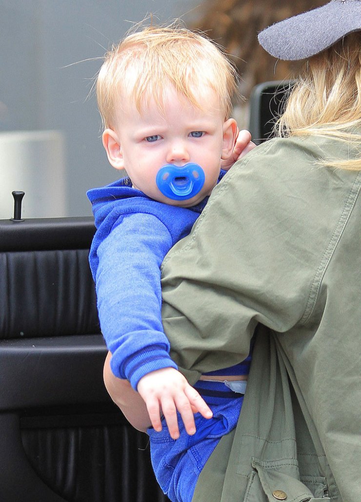 Ποιά είναι η διάσημη μαμά αυτού του μωρού;