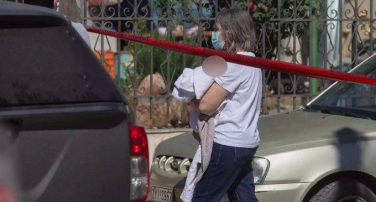 Η στιγμή που οι γονείς του 32χρονου πιλότου παραδίδουν τη μικρή Λυδία στην αγκαλιά της μητέρας της Κάρολαϊν [βίντεο]