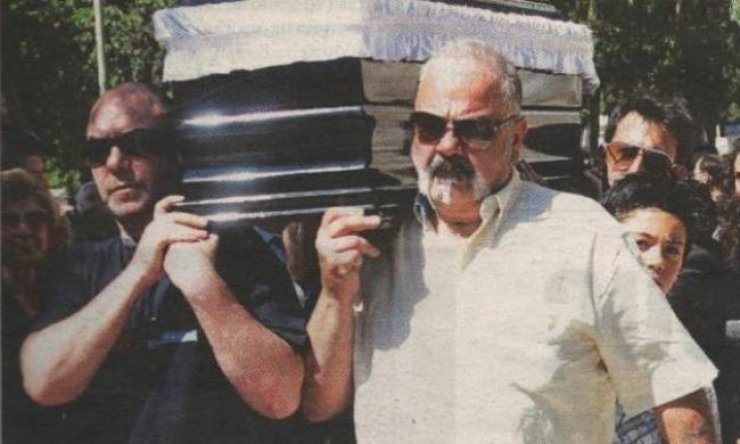 «Λύγισαν» καρδιές στην κηδεία του Ανδρέα Ντούζου (φωτό)
