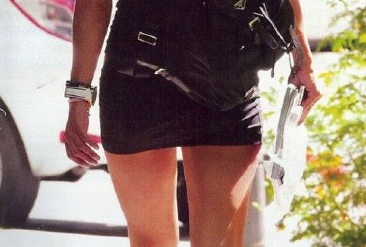 Αυτή είναι η Φαίη Σκορδά με δεκάποντη γόβα και μίνι μέχρι τον... αφαλό σε βόλτα στο Κολωνάκι!