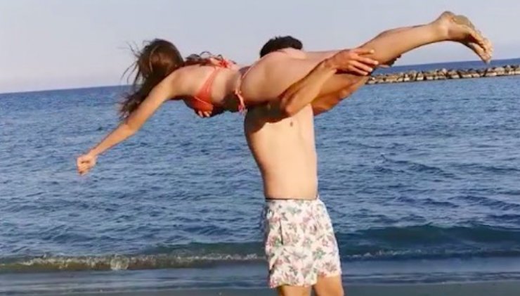 Τα υπέροχα στιγμιότυπα: Ο γοητευτικός Κύπριος "έκανε" την κούκλα σύντροφο του Superman