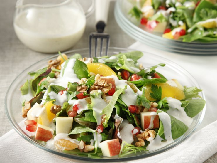 Σαλάτα με φρούτα εποχής κι ελαφριά σάλτσα Philadelphia