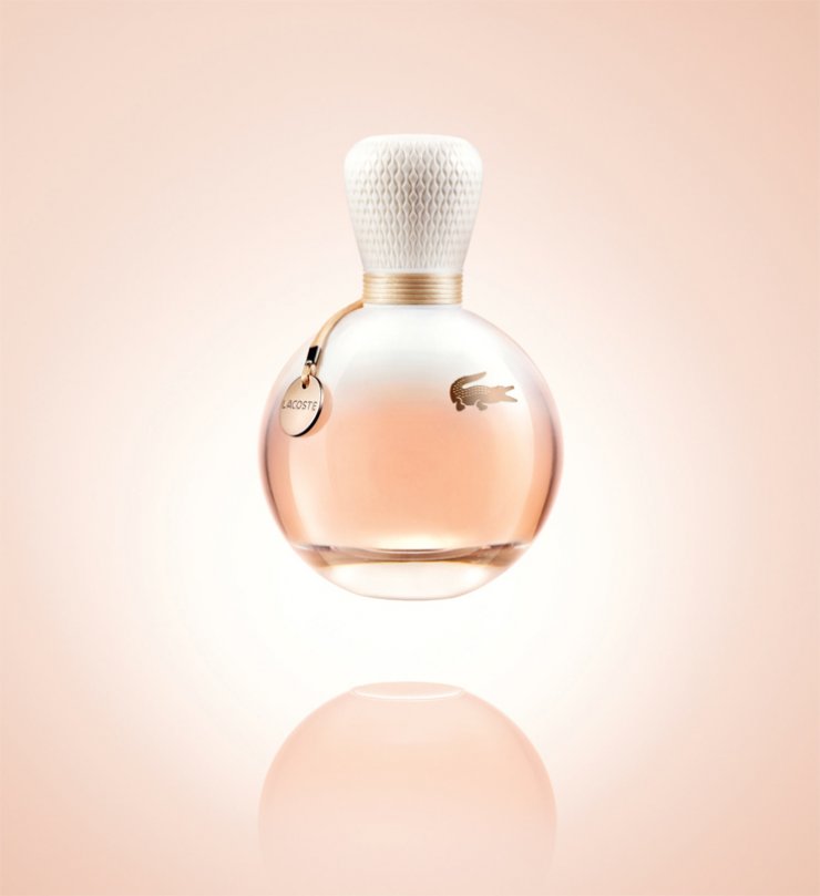 Το αισθησιακό άγγιγμα αγνού, λευκού βαμβακιού στο δέρμα