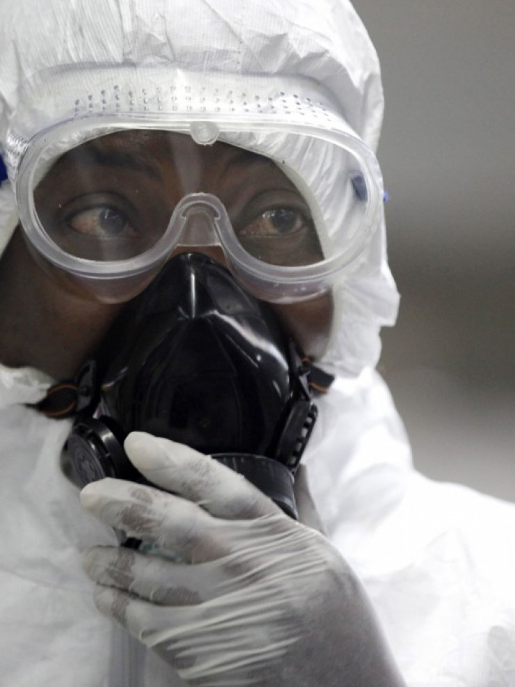 Ο Έμπολα μεταδίδεται με το φτέρνισμα και τον βήχα προειδοποιεί ο ΠΟΥ