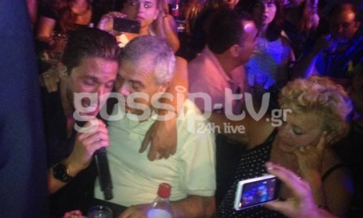 Η συγκίνηση του Νίκου Οικονομόπουλου όταν συνάντησε τον πατέρα του! [βίντεο]