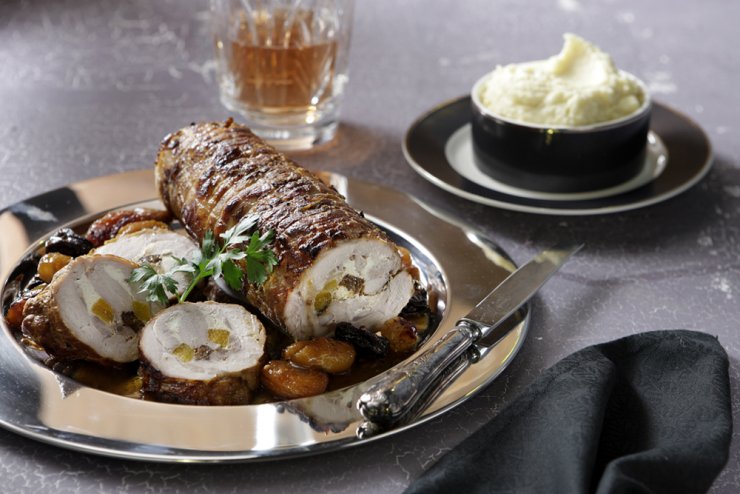 Ρολό χοιρινό γεμιστό με Philadelphia, δαμάσκηνα και αποξηραμένα βερίκοκα