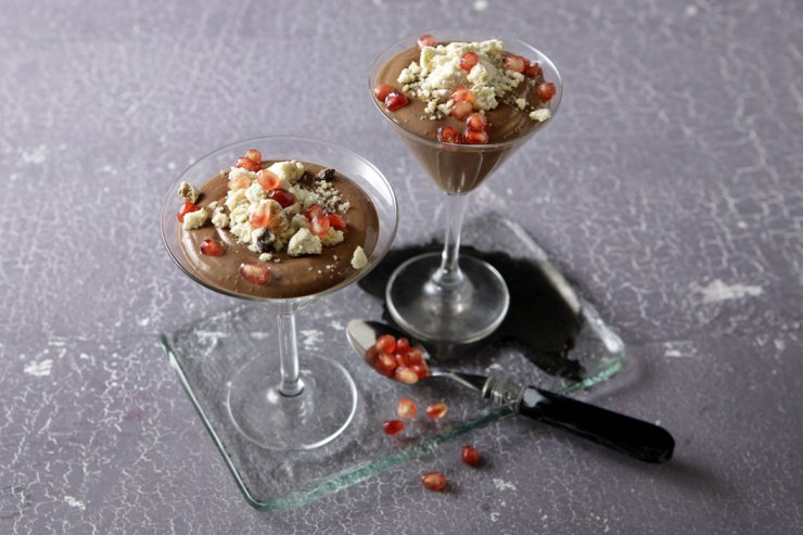 Σοκολατένια κρέμα με Philadelphia σερβιρισμένη σε ποτήρι με τρίματα από κουραμπιέδες και ρόδι