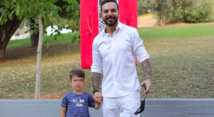 Tριαντάφυλλος: Έφθασε στον τελικό του Survivor συνοδευόμενος από τον 5χρονο γιο του και έκλεψε τα φλας (εικόνες)