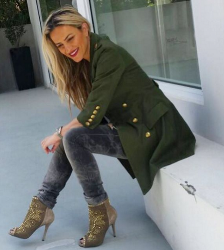 Έφη Παπαϊωάννου: Βόλτα με το νεογέννητο γιο της και τις δίδυμες κόρες της!