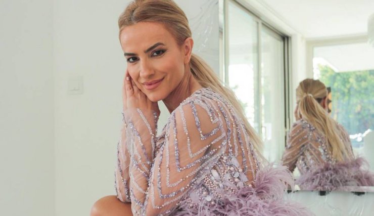 Έφη Παπαϊωάννου: Σας δείχνει ένα υπέροχο φόρεμα αν είστε καλεσμένες σε γάμο