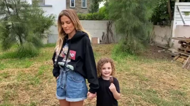 Έφη Παπαιωάννου: Βουτιές στη θάλασσα μαζί με τον γιο της Κωνσταντίνο