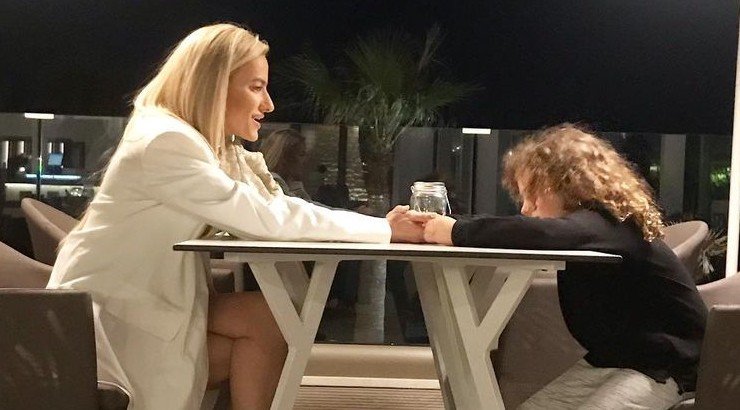 Έφη Παπαϊωάννου: Τα χαριτωμένα πειράγματα του γιου της στο αυτοκίνητο [βίντεο]