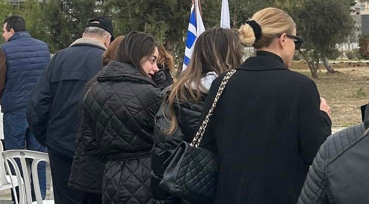 Έφη Παπαϊωάννου: Με τις κόρες της στη δεντροφύτευση εις μνήμη του Άντη Χατζηκωστή