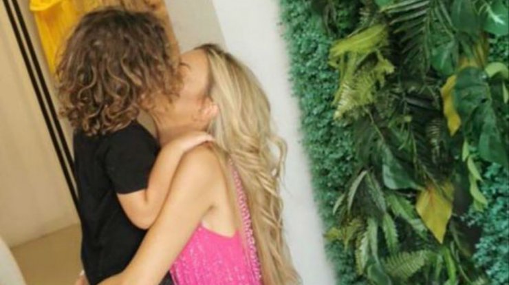 Έφη Παπαϊωάννου: Ποζάρει πρωί πρωί με τον γιο της πηγαίνοντάς τον στο σχολείο!