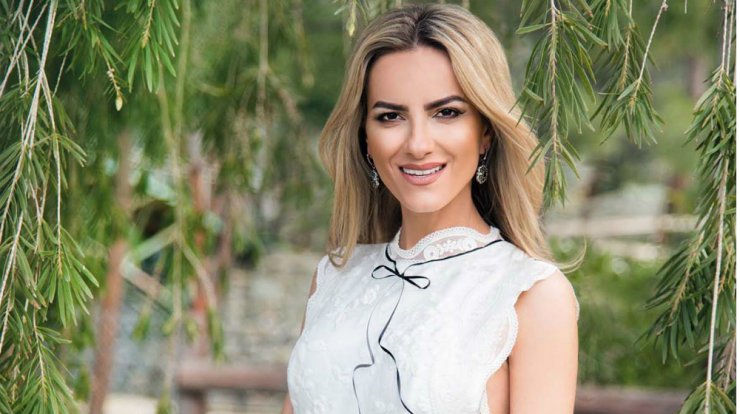 Η Έφη Παπαϊωάννου μας έδειξε την τάση της άνοιξης που θα κυριαρχήσει στα party dresses