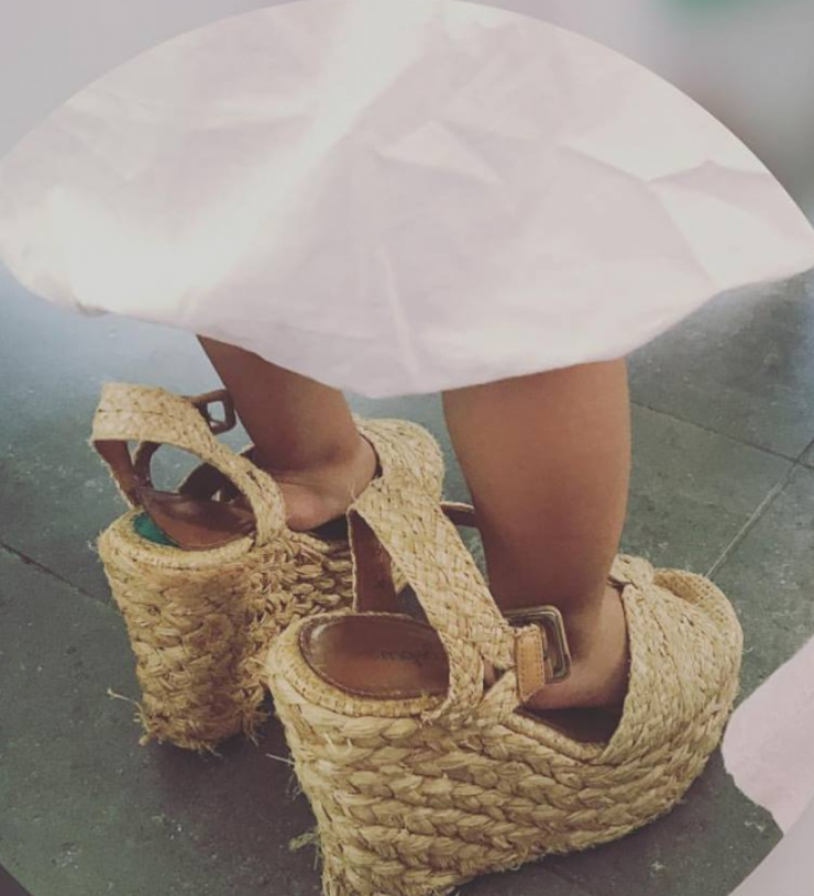 Μας ξετρέλανε η κόρη Κύπριας παρουσιάστριας φορώντας τα ψηλά παπούτσια τις μαμάς της!