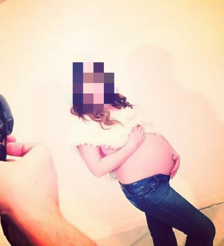 Επώνυμο ζευγάρι περιμένει το πρώτο του μωρό και φωτογραφήθηκε γυμνό!