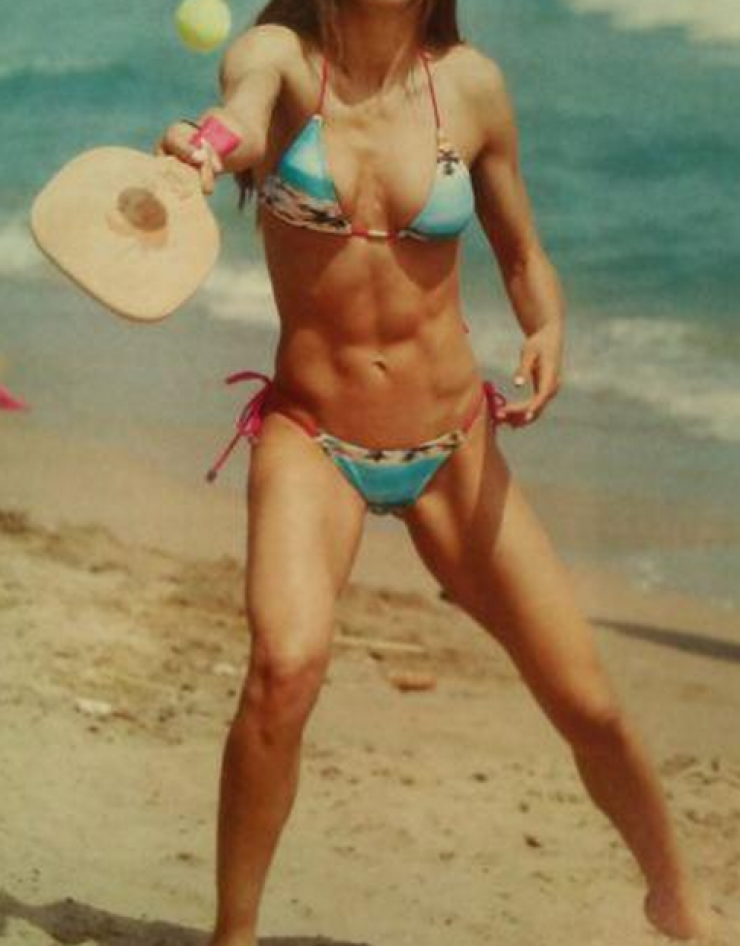 Οι κοιλιακοί Ελληνίδας τραγουδίστριας που θα σας αφήσουν με το στόμα ανοικτό! [εικόνες]