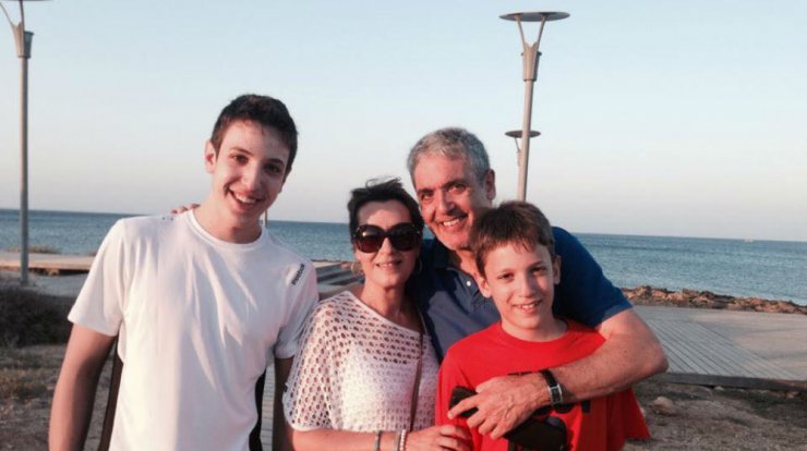 Ειρήνη Χαραλαμπίδου: Συγκινημένη ποζάρει αγκαλιά με τον μικρό της γιο που κατετάγη στο στρατό!