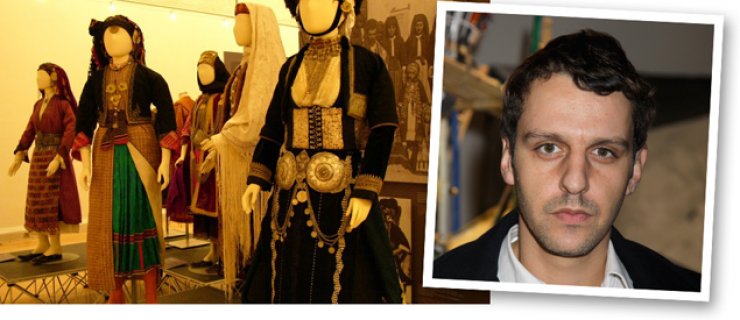 Ο Marios Schwab εγκαινίασε έκθεση ελληνικών παραδοσιακών φορεμάτων στο Λονδίνο