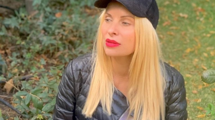 Ελένη Μενεγάκη: Το εντυπωσιακό της τρίκυκλο και η βόλτα στον κήπο του σπιτιού της! 