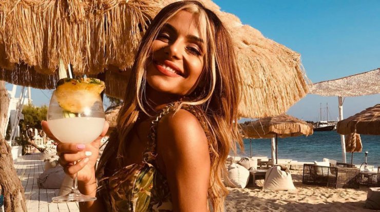 Ελευθερία Ελευθερίου: Την "τσακώσαμε" σε παραλία του Πρωταρά [εικόνες]