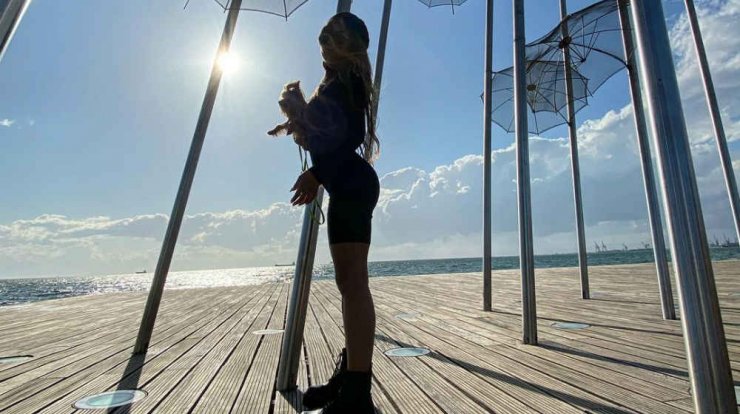 Η επώνυμη Κύπρια έβαλε καυτό μπικίνι και ανέβηκε στην ταράτσα εν μέσω lockdown!