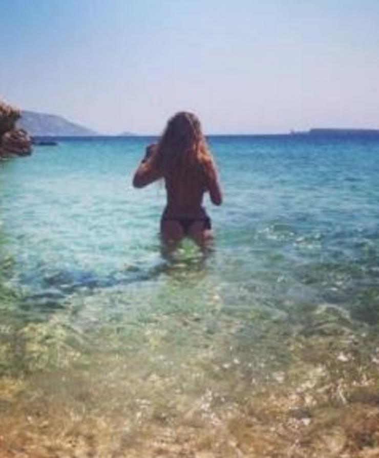 Επώνυμη Κύπρια κάνει topless στην παραλία φορώντας στρινγκ!